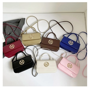 Collection de petits sacs bandoulière brillants avec logos M dorés en sept couleurs