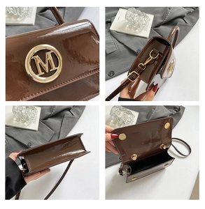 Vues détaillées du sac en cuir verni marron foncé avec logo en métal doré et fini brillant