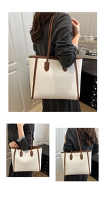 Dettaglio della borsa tote intrecciata bianca con finiture in pelle marrone e manici