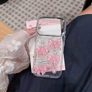 iPhone-Hülle mit rosa Schleifen, weißen Perlen und Glitzer auf transparentem Softcover