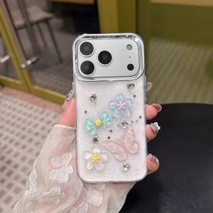 Detail von 3D-Perlenschmetterling- und Blumendekor auf einer Glitzerhülle für iPhone