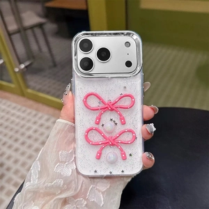 Detailaufnahme der rosa 3D-Schleifen und weißen Perlen auf dem Glitzergehäuse für iPhone