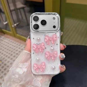 Details von rosa 3D-Harzschleifen und Perlen auf einer Glitzer-Hülle für iPhone 15 Pro Max