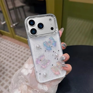 Detailansicht der weißen iPhone-Hülle mit 3D-Hologramm-Schleifen, Perlen und Sternen