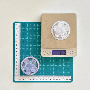 Detailed view showing the dimensions and 31.2g weight of floral phone grip stand
