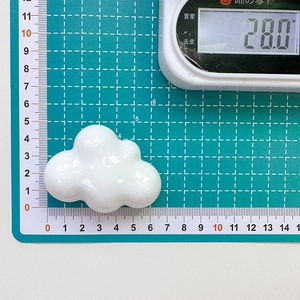 Detailed view of white cloud phone grip on scale showing 28.0g weight and size measurements