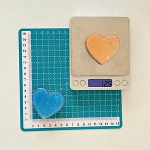 Detail showing weight and size of heart shaped resin phone stand with star sequins
