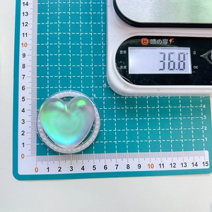 Size and weight detail of the 3D laser heart phone grip with pearl edge and gradient shine