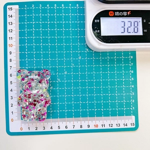 Glittering bear phone grip weight measurement showing 32.8g on a digital scale
