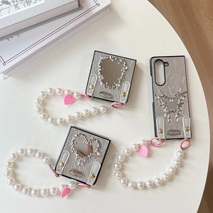 Coque argentée plissée avec chaîne en perles et miroir cœur pour Samsung Z Flip 6 pliable
