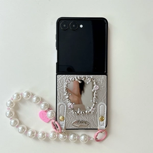 Coque pliable argentée avec miroir cœur et bracelet en perles élégant