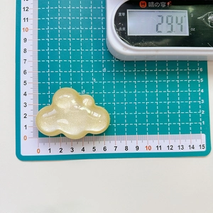 Detailed view showing a 29.4g glitter cloud phone grip with 6cm width measurement