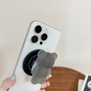 Dettaglio del supporto magnetico a forma di orsetto grigio fumo su uno smartphone
