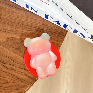 Dettaglio del supporto magnetico per telefono a forma di orsetto 3D iridescente rosa