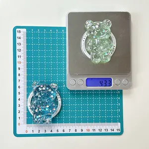 Detailed size and weight measurement of resin glitter bear phone stand at 43.3 grams