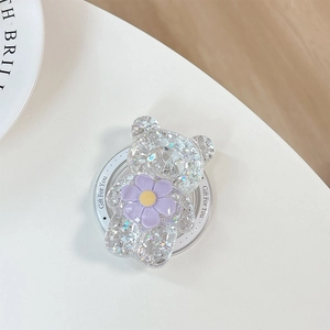 Détail du support de téléphone ours avec paillettes brillantes et fleur violette