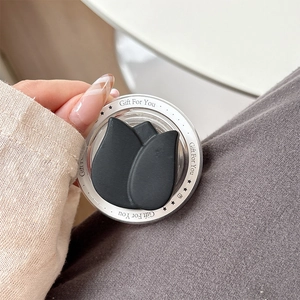 Detail der magnetischen Handyhalterung mit schwarzer Tulpe und Gift For You Gravur