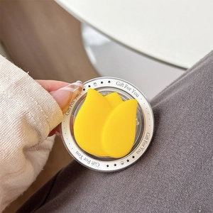 Makroaufnahme der gelben Tulpe MagSafe-Handyhalterung mit Gift For You Aufdruck
