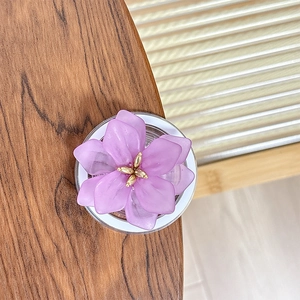 Vue détaillée du support téléphone fleur violette avec pétales mats et cœur doré