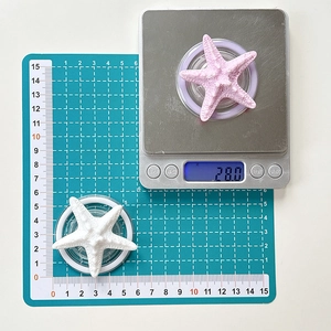 Macro view of 3D starfish phone grip showing 6.5cm diameter and 28g weight detail