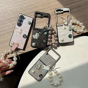 Coque de téléphone pliable en cuir matelassé avec breloque cœur et dragonne en perles