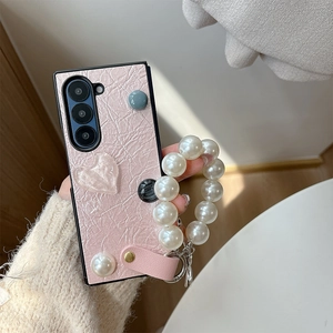 Coque en cuir rose avec cœur 3D et grand bracelet en perles d'imitation en détail