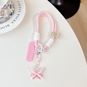Detailansicht der rosa geflochtenen Handykette mit Schmetterling und Lederetikett