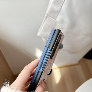 Détails de la coque en cuir rose pour Samsung Z Fold avec découpes latérales précises