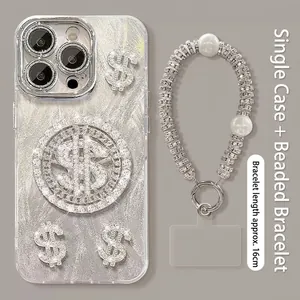 Détail d'une coque iPhone avec signe dollar en strass et chaîne en perles et cristaux