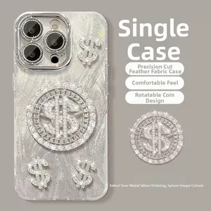 Detalle de la rueda giratoria de dólar con pedrería y textura de pluma en funda iPhone