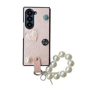 Coque en cuir plissé rose pour Samsung Z Fold avec décor cœur et dragonne en perles