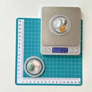 Detailed view of rhinestone heart and star phone grip measuring 4.5cm and weighing 24.4g