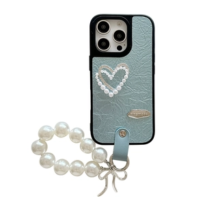 Custodia iPhone in pelle azzurra a pieghe con cuore di perle e cinturino a fiocco
