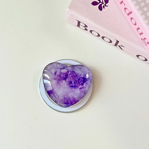 Detail der herzförmigen Handyhalterung mit violettem Marmorharz und Teleskopfuß