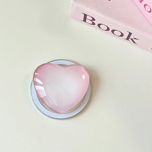 Nahaufnahme der herzförmigen Handyhalterung mit rosa Farbverlauf und glänzender Optik