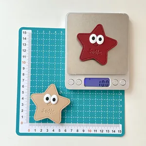 Vue détaillée du support de téléphone en cuir étoilé avec design d'œil et Smile gravé