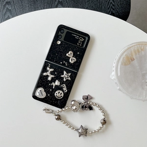 Custodia Samsung Z Flip nera glitterata con ciondoli 3D in metallo e cordino di perle