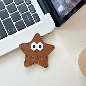 Détail du support de téléphone étoile en cuir marron avec visage et gravure Smile