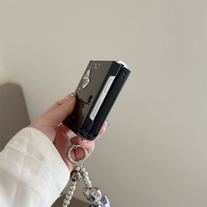 Dettaglio della custodia glitterata per Samsung Z Flip con cinturino di perline metalliche
