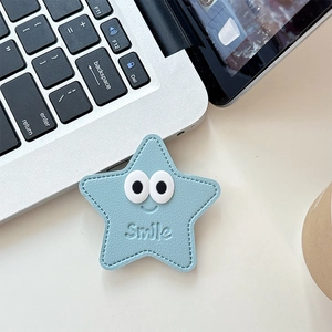 Gros plan sur le support de téléphone en cuir en forme d'étoile avec broderie Smile