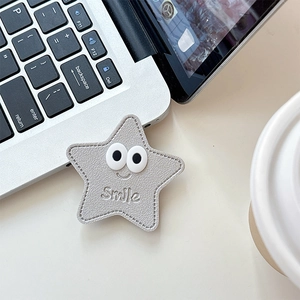Détail de support téléphone en étoile avec broderie Smile et yeux de dessin animé