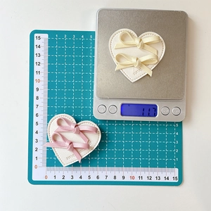 Gros plan de supports de téléphone en cuir en forme de cœur avec nœuds, 5,5 cm
