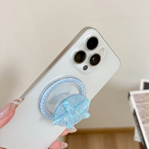Detail der glitzernden Seestern-Handyhalterung mit blauen Perlen auf weißem Smartphone