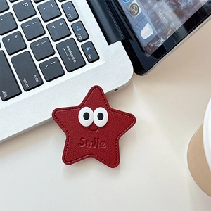 Détail du support téléphone étoile en cuir rouge avec coutures et motif yeux Smile