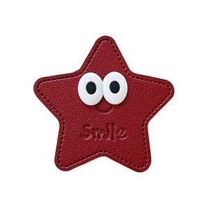 Support de téléphone étoile en cuir rouge avec yeux de dessin animé et gravure Smile