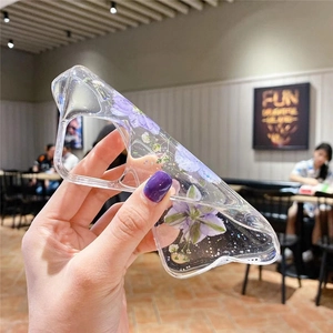 Détail de la coque souple transparente avec de véritables fleurs séchées violettes