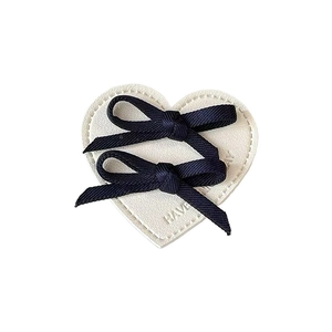 Support de téléphone cœur en cuir blanc avec nœuds noirs et lettrage en relief