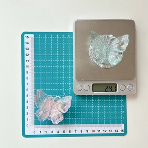 Macro view of 3D colorful butterfly phone grips showing 5cm size and 24g weight measurements