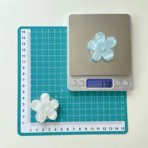 Dettaglio dimensioni del supporto a fiore e peso di 17,8g su bilancia digitale