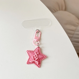 Vue macro du pendentif étoile rose avec nœud et connecteur transparent pour mobile